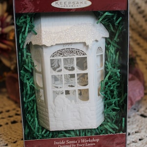 VINTG Adorno de árbol de taller de Papá Noel iluminable, fechado en 1999 Sello distintivo "Inside Santa's Workshop" Adorno de recuerdo, regalo de adorno victoriano