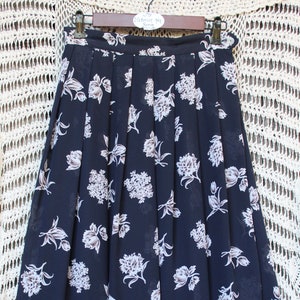 Ladies Navy Blue / Floral Pleated Skirt / 80&#39;s Dressy Full Pleated Polyester Mid Length Secretaries Skirt - Size 10