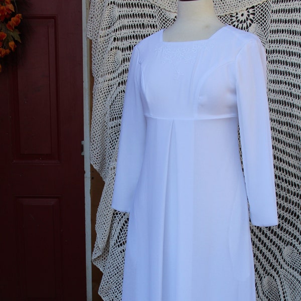 Ladies White Formal Dress / Wedding, Prom, Formal Event, Bridal Wear / Vintage Polyester Empire Waist, Embroidered Long Dress Size 2 Petite