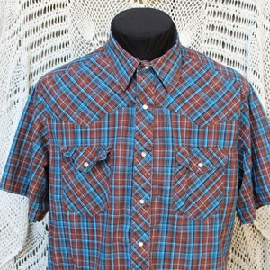 Herren Blau Kariertes Wrangler Shirt, VINTG Baumwolle, Poly White Pearl Snap Closure Kurzarm Cowboy Rodeo Work Ranch Wear Western Shirt Größe XL