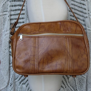 VINTG American Tourister Carry On Bag/Crossbody Travel Bag/Vegan Brown Luggage Bag Gift/Overnight Weekender Bag/Athletic Gym Bag/Luggage Bag