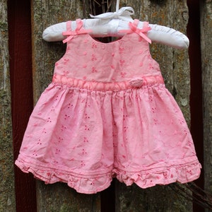 Vintage 90&#39;s Baby Girls Softly Pink & Dainty Ruffled Eyelet Cotton Summer Dress - Size 6-8 months
