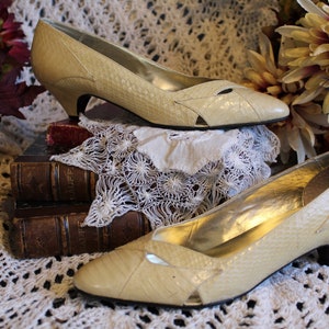 Ladies Creamy Light Beige Pumps / Leather Snakeskin Style Classy Cutwork Pointed Toe Low Heel Pumps by Naturalizer - Size 7 1/2 N