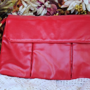 Dressy 80's Vinyle Rouge Vif Pli Sur Rabat Fermeture Snap Sac à Main / Embrayage