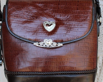 Bolso estilo Brighton/VINTG de piel sintética con efecto cocodrilo, corazones plateados, dos tonos marrones, bandolera estilo western/Regalo estilo vaquera para ella