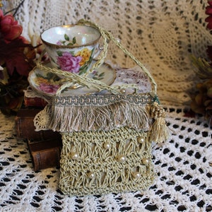 Petit sac à main à bandoulière vert sauge, petit sac à main nacré à franges remodelé OOAK, petit sac à main recyclé Cottage Core, cadeau sac à main Shabby Chic