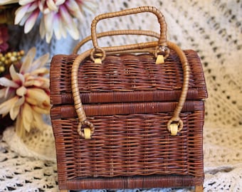 VINTG piccola cassapanca in vimini, arredamento per la casa in vimini, piccolo cucito in vimini, organizzatore artigianale, piccola scatola per il pranzo in vimini, cestino da picnic, cassapanca, accento PC