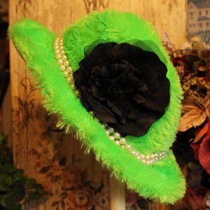 Sombrero peludo verde remachador de la niña - pequeño - con perlas blancas y flor negra