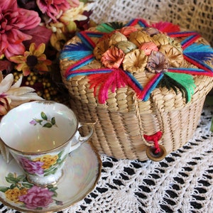 Midcentury Woven Basket / Brightly Embroidered Woven Grass Lidded Basket / Wicker Storage, Organizer Round Basket / Wicker Home Decor Gift