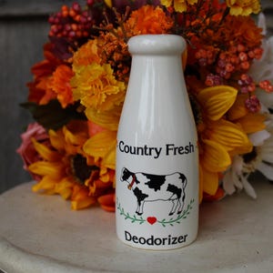 80-tals komjölksflaska med luktborttagningsmedel, VNTG keramisk Holstein mjölkflaska med dekoration, Farmcore kökspresent, kylskåpsdeodorantburk, mjölkflaska
