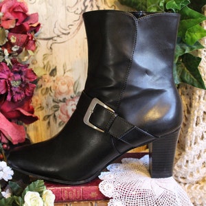 Ladies Vintage 90&#39;s Black Vegan Square Toe, Stacked Heel, Buckled, Zipper Dressy Ankle Boots - Size 9.5
