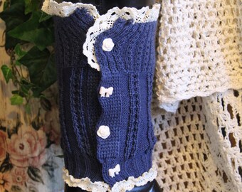 Damskie ocieplacze na kostki/ozdoby na buty, dzianina Cable Knitted Dark Country Blue, kremowa koronka, kości słoniowej, guziki i kokardy - rozmiar uniwersalny