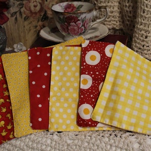 Fatto a mano rosso / giallo "The Chicken & The Egg" Zero Rifiuti, ecologico, riutilizzabile, non cartaceo, panno a 2 fili, tovaglioli in tessuto di cotone - 6 "x 6"