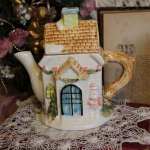 VNTG XMAS Teapot Gift, Church Teapot, Ceramic Santa Teapot, Cottagecore Teapot, Woodland Fairycore Teapot, Shabby Chic Teapot, Teapot Gift