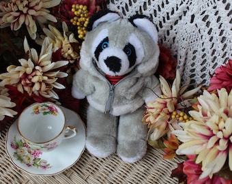 Rickey Raccoon Plush Toy Doll Peluche / Anni '80 Collector Soft, Fuzzy Peluche Giocattolo Regalo / 12" Dressed Plush Toy Raccoon Doll Decor