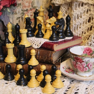 Original Rare Vintage Drueke #36 Simulated Wood Weighted Black/White Chess Set Pieces In Original Box
