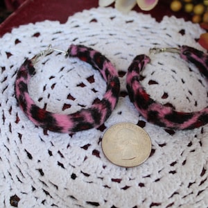 Rosa / Rot / Schwarz Leopard Furry Große Hoop Ohrringe / Wild Furry Kostüm / Festival / Rave Ohrringe