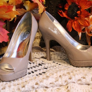 Ladies 90&#39;s Light Beige Vegan Peep Toe Platform Stilettos - Size 7 1/2