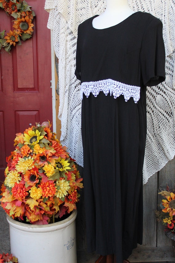 Ladies Elegant Black Rayon Vintage Dress / Rounde… - image 2