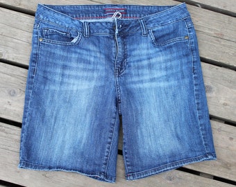 Dam Vintage Tommy Hilfiger mörkblå långa denim streetwear / bikerlånga jeansshorts / caprishorts / stretchiga jeansshorts - storlek 8