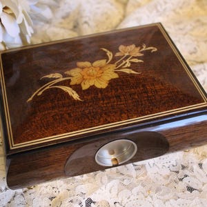 VNTG Musical Jewelry Box/Italian Made Small Wood Musical Trinket Box/The San Francisco Music Box Company Jewelry Box Gift/Jewelry Storage