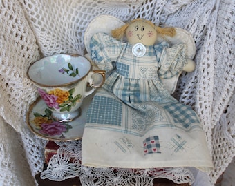 VNTG Regalo de decoración de muñeca de ángel artesanal, Escultura suave de 1995, Muñeco de ángel para colgar en la pared, Ángel de tela marfil, Azul