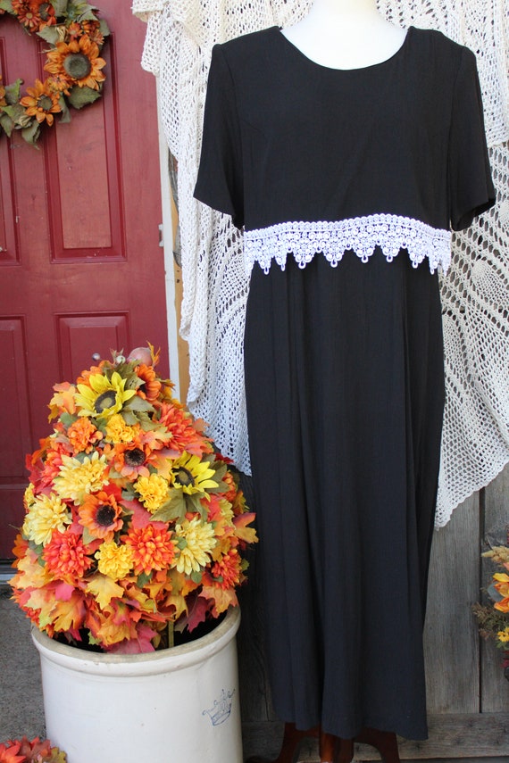 Ladies Elegant Black Rayon Vintage Dress / Rounde… - image 4