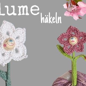 Puede incluir: Dos flores de crochet con caras sonrientes. Las flores son rosas y blancas y tienen tallos verdes. El texto "Blume häkeln" es visible en el fondo.