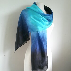 Pañuelo de seda Pañuelo largo de seda ombré pintado a mano &#39;Midnight Blues&#39; Azul turquesa Azul oscuro Pañuelo de boda de seda Regalo Pañuelo para la cabeza Tranquilidad