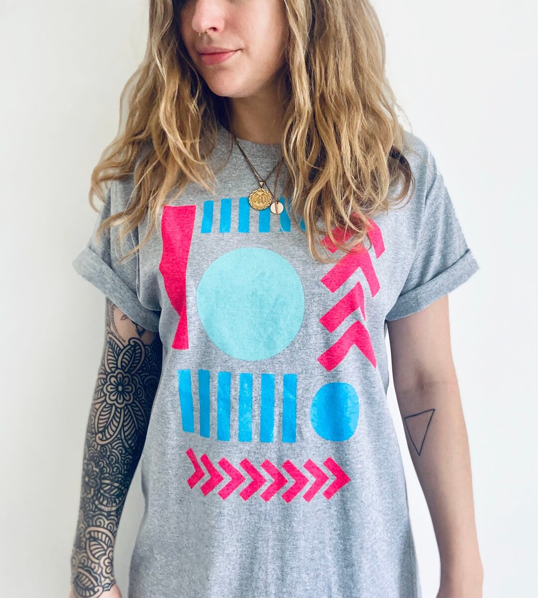 R*e様 80's Bauhaus グラフィックプリント Tシャツ ハンドプリントグラフィックTシャツ：ネオンバウハウス抽象デザイン
