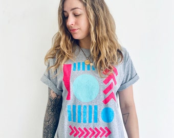 ハンドプリントグラフィックTシャツ：ネオンバウハウス抽象デザイン