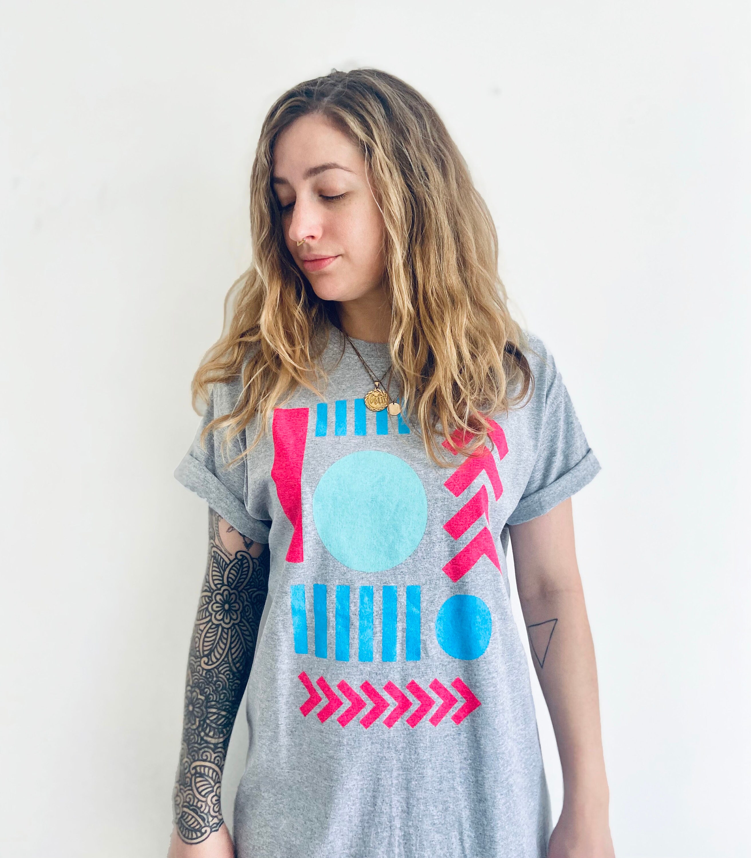 R*e様 80's Bauhaus グラフィックプリント Tシャツ ハンドプリントグラフィックTシャツ：ネオンバウハウス抽象デザイン