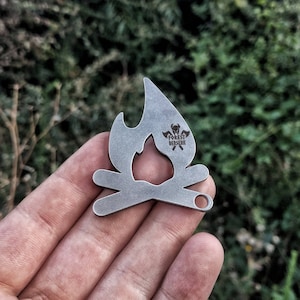 Camp Fire - EDC Flaschenöffner / Flaschenöffner - aus Stahl, Kupfer, Titan oder Messing