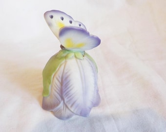 Mariposa morada vintage de Lefton sobre campana de orquídea morada