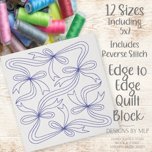 Puede incluir: Un cuadrado de tela blanca con un diseño bordado azul de cuatro lazos. La tela está sobre una superficie de madera. El texto "12 Sizes Including 5x7" está por encima de la tela. El texto "Includes Reverse Stitch" está debajo de la tela. El texto "Edge to Edge Quilt Block" está debajo del texto "Includes Reverse Stitch". El texto "DESIGNS BY MLP" está debajo del cuadrado de tela. El texto "HANDCRAFTED ITEMS WOOL & FABRIC MACHINE EMBROIDERY" está debajo del texto "DESIGNS BY MLP".