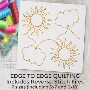 Pode incluir: Um quadrado de tecido branco com desenhos de sol e nuvens bordados em dourado. O texto "EDGE TO EDGE QUILTING" e "Includes Reverse Stitch Files" são visíveis. O design inclui 7 tamanhos, incluindo 12,7 x 17,8 cm e 15,2 x 25,4 cm.