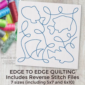 Op de afbeelding: Blauw edge-to-edge quiltontwerp met een bloemenpatroon. Bevat reverse stitch-bestanden in 7 maten, waaronder 5x7 en 6x10 inch.