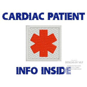 Könnte beinhalten: Ein weißer Patch mit einem roten Stern-des-Lebens-Symbol und dem Text "CARDIAC PATIENT" in blauer Schrift über dem Stern. Der Text "INFO INSIDE" steht in blauer Schrift unter dem Stern.
