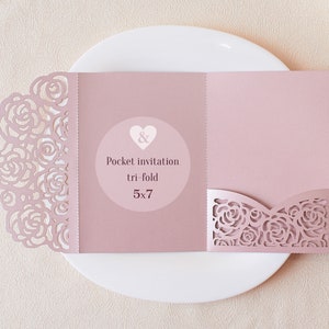Invito a nozze con taglio laser e rosa luccicante in formato SVG, tascabile per Cricut, modello fai da te per busta a tre ante per Quinceanera, cameo in carta tagliata.