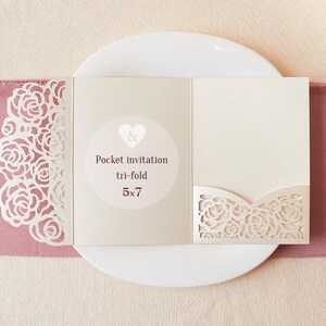 Ivory lace rose Hochzeitseinladung Laser geschnitten dreifach gefaltet, DIY Beige Schimmer Tascheneinladung 5x7 svg, Champagne Einladung Umschlag Vorlage