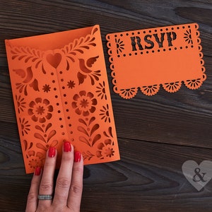 Mexikanische Hochzeit Einladungstasche, Papel picado Einladungstasche, Verlobung Fiesta Einladung, Monogrammeinladung Laser geschnitten zwei falten svg