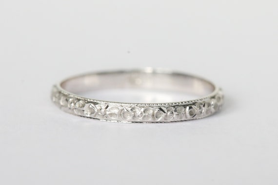 Vintage 18k White Gold Engraved Band - image 3