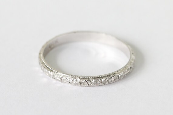 Vintage 18k White Gold Engraved Band - image 4