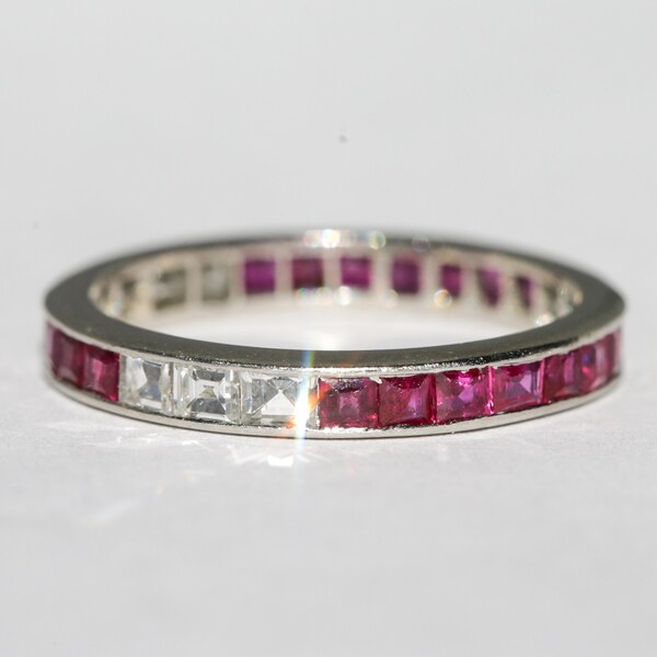 Antiker Platin Rubin und Carré Schliff Diamant Eternity Band