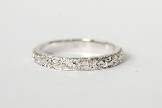 Vintage 18k White Gold Engraved Band - image 3