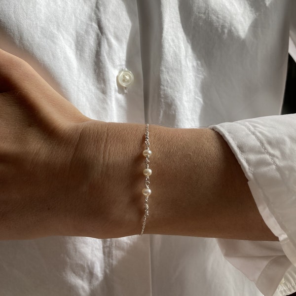 Bracelet femme en trois perles blanche, bracelet de mariée en perles de culture,