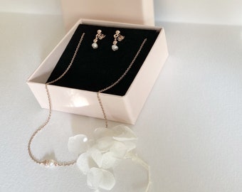 White pearl jewelry adornment, adornment consisting of a necklace and a pair of pearl earrings, bridal jewelry