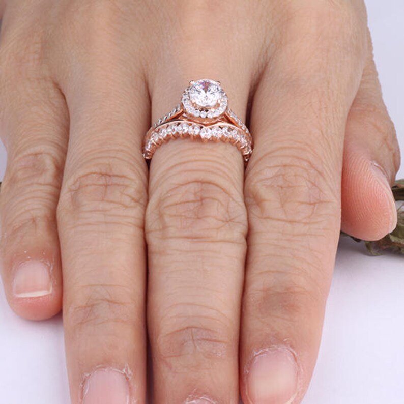 6mm Round Halo Rose Gold Wedding Set Curved Design Half Eternity Side Band Engagement Anniversary Rings Set 2 Pieces Matching Ring