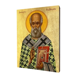 Puede incluir: Un icono religioso que representa a San Fabián, un santo católico. El icono presenta una pintura detallada de San Fabián con un halo dorado, una barba blanca y una túnica a cuadros verde y blanca. El icono está enmarcado en un marco de madera con las palabras "Święty" y "Fabian" escritas en letras doradas.