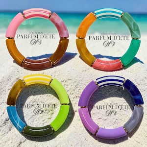 Puede incluir: Cuatro pulseras circulares de la Collection Parfum d'Été, numeradas 5, 6, 7 y 8. Cada pulsera presenta una serie de segmentos curvos, lisos y multicolores conectados por pequeños anillos de metal dorado, mostrando varios patrones sólidos y a rayas.